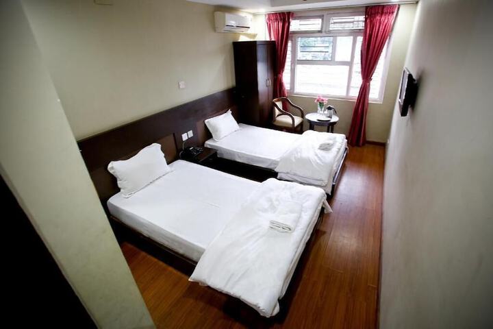 Room 13 of 28