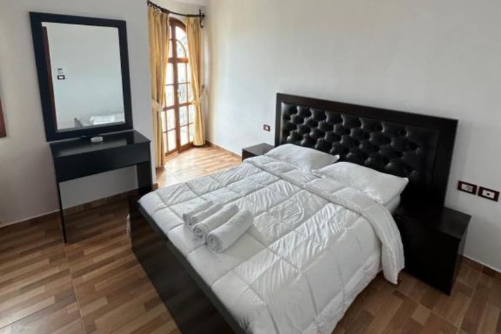Room 8 of 100