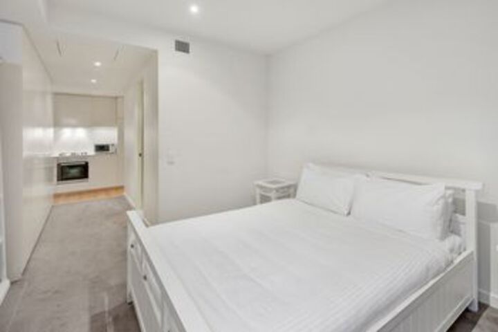 Room 6 of 12