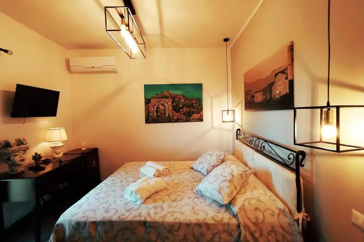 Room 3 of 8
