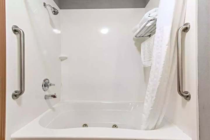Business King Bed Accessible (2 of 5)