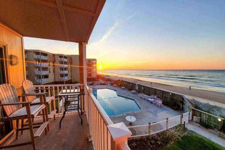 Gorgeous views Oceanfront, Pool,The Driftwood!