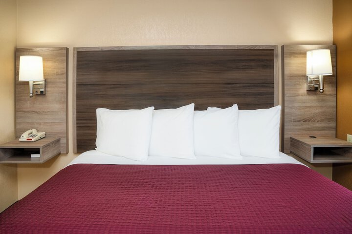 1 King Bed (5 of 7)
