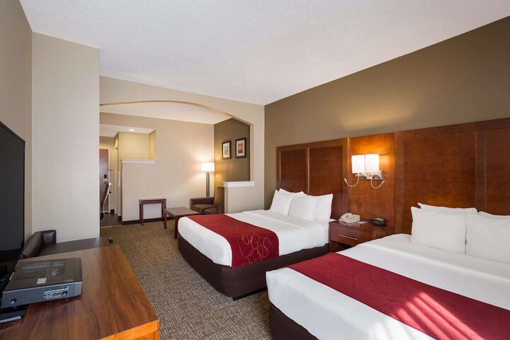 1 King Bed Suite (1 of 25)