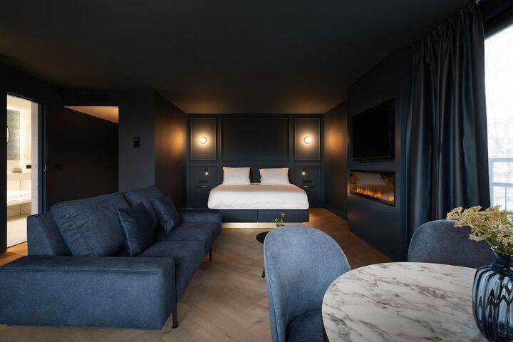 Room 4 of 42