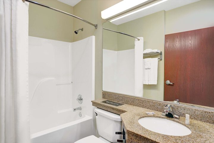 1 Queen Bed Accessible Room (38 of 54)