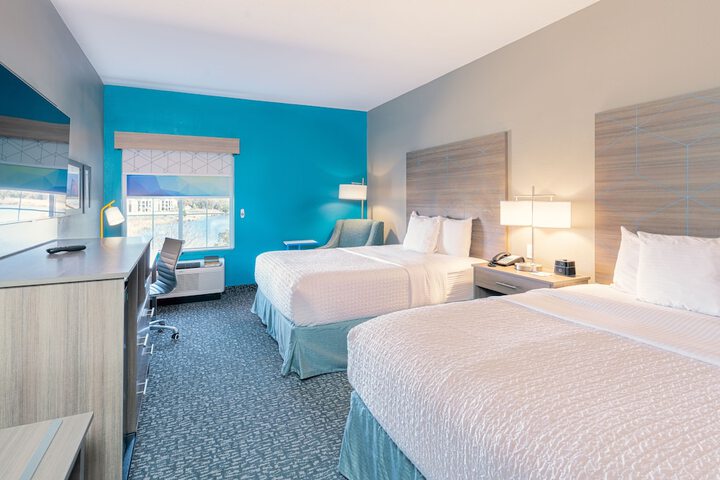 2 Queen Beds (6 of 9)