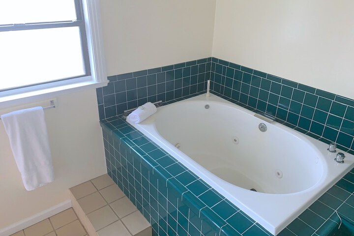 Private spa tub