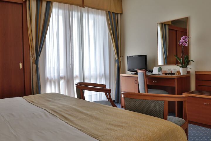 Room 15 of 77