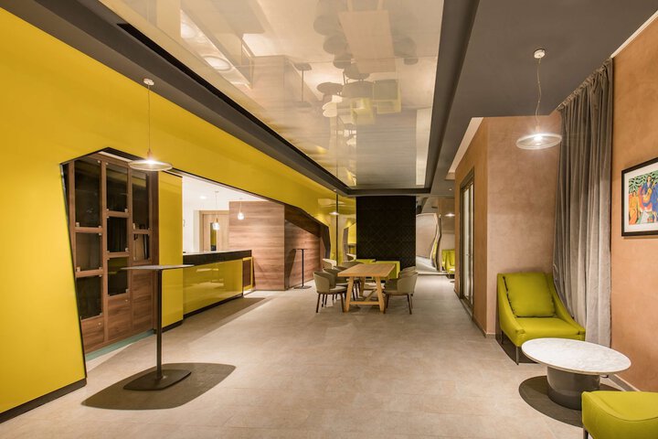 Lounge 171 of 203