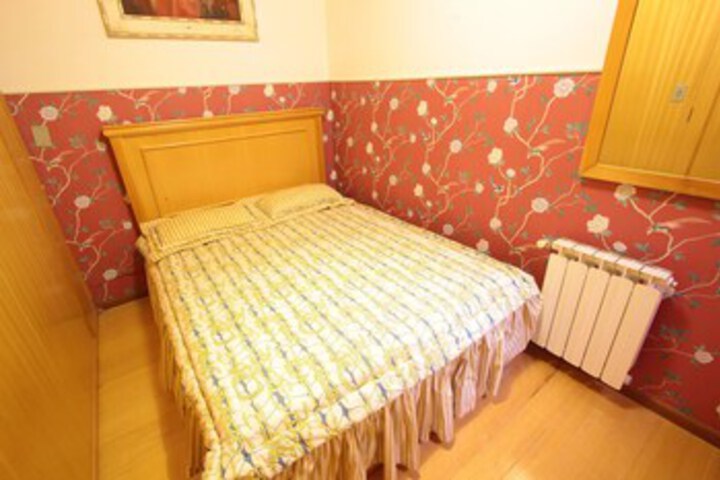 Room 8 of 9