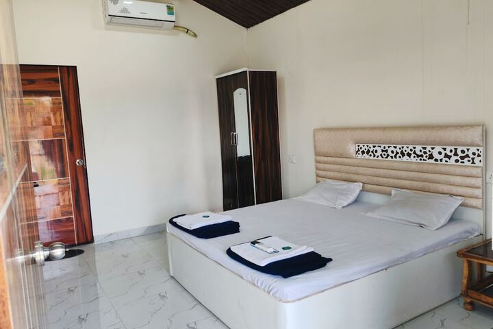 Room 6 of 18