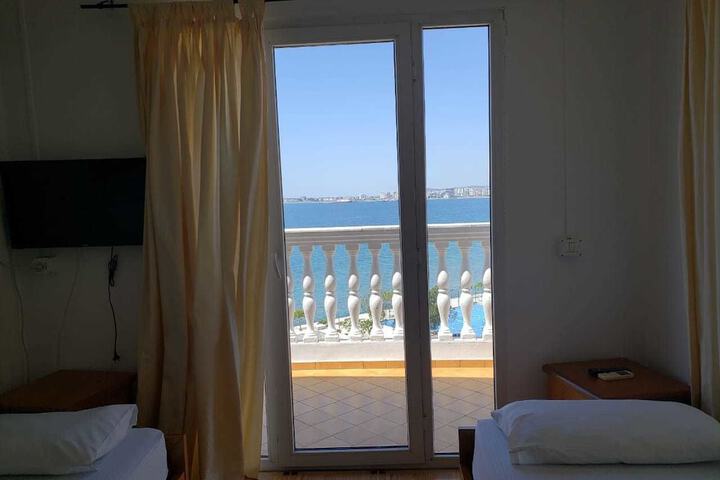 Room 11 of 48