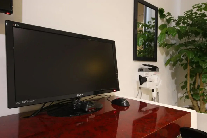 Room 6 of 9