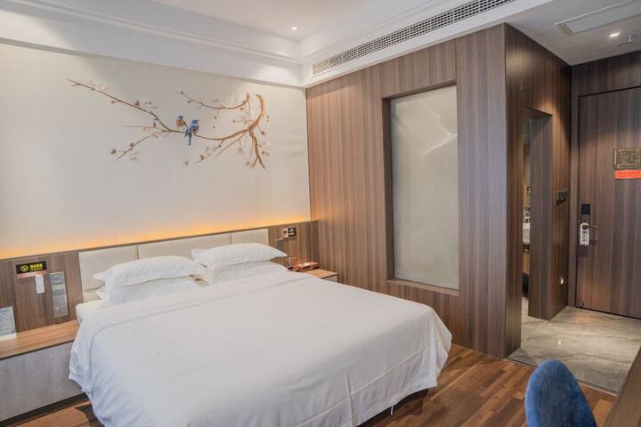 Room 6 of 18