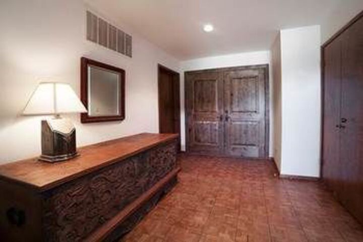 Room 16 of 32