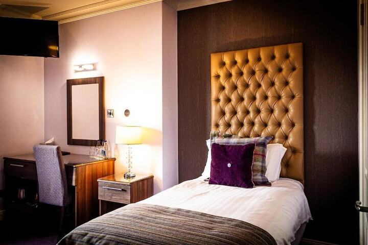 Room 6 of 18