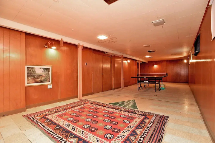 Room 9 of 18