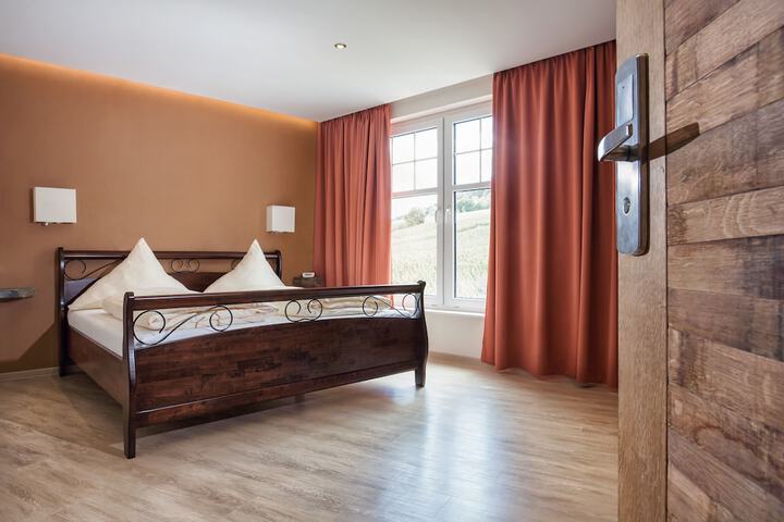 Room 4 of 33