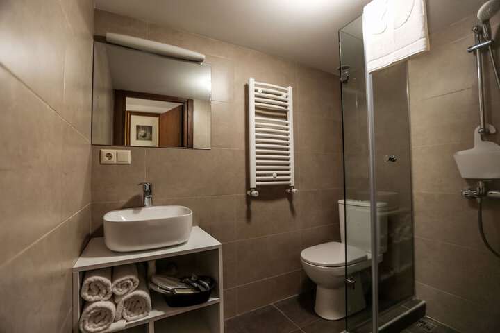 Room 17 of 28