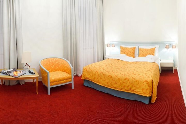 Room 7 of 90