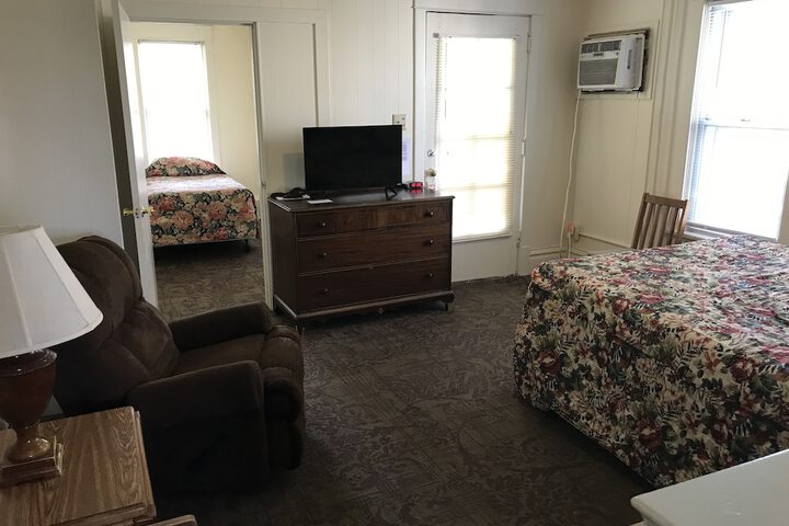 1 Queen Bed (3 of 45)