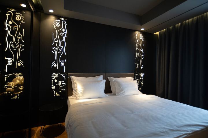 Room 6 of 163
