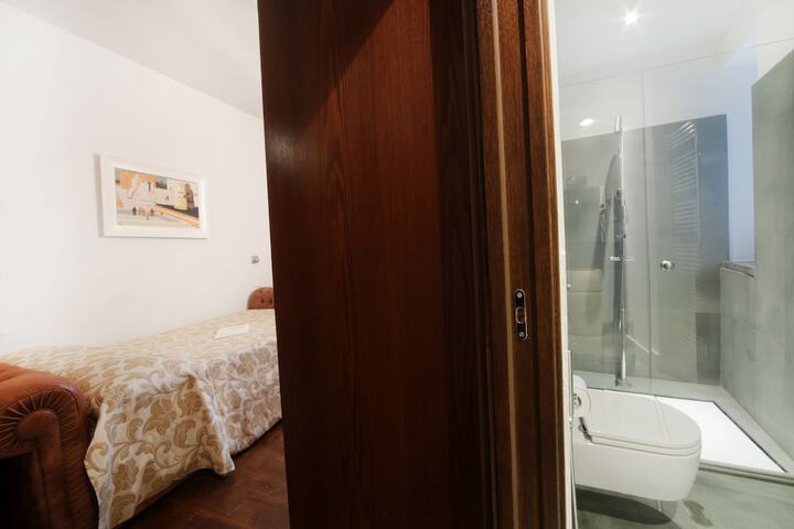 Room 27 of 137