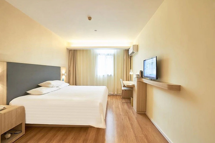 Room 9 of 17