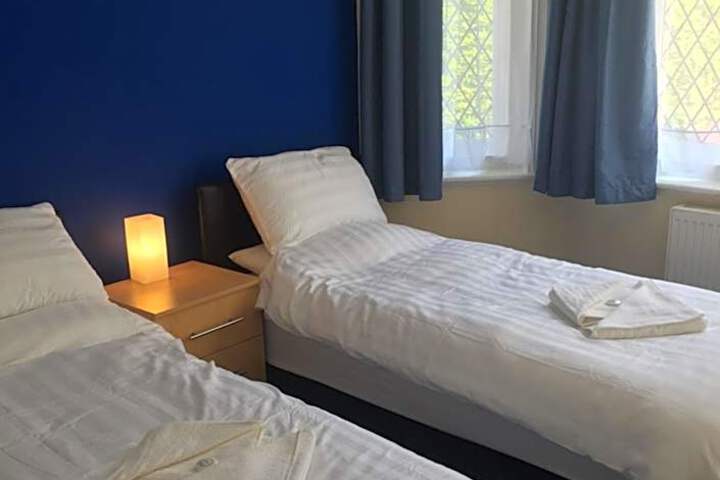 Southend Central Hotel - Close to Beach City Centre, Train Station & Southend Airport
