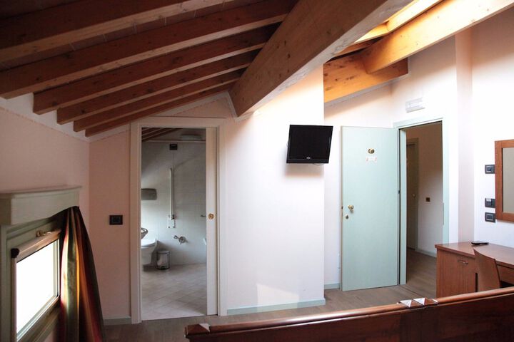 Room 5 of 8
