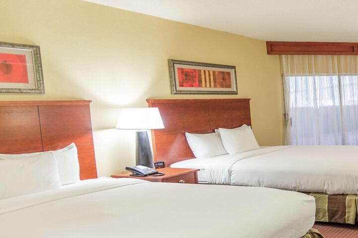 2 Queen Beds (11 of 17)