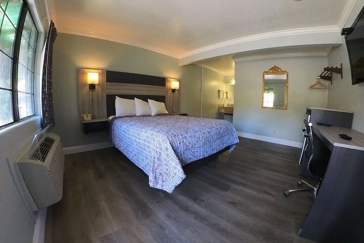 1 Queen Bed (14 of 16)