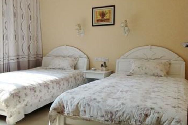 Room 6 of 8