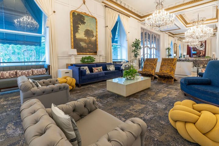 Lobby lounge