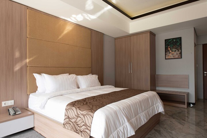 Room 4 of 18