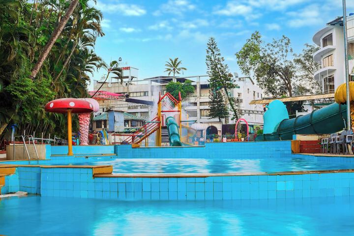 Hotel with Pool