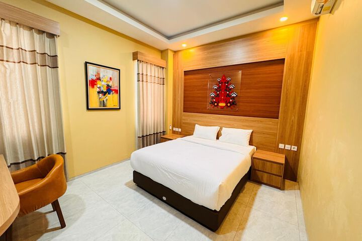 Room 13 of 18