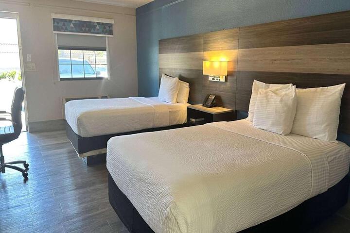 2 Double Beds (3 of 5)