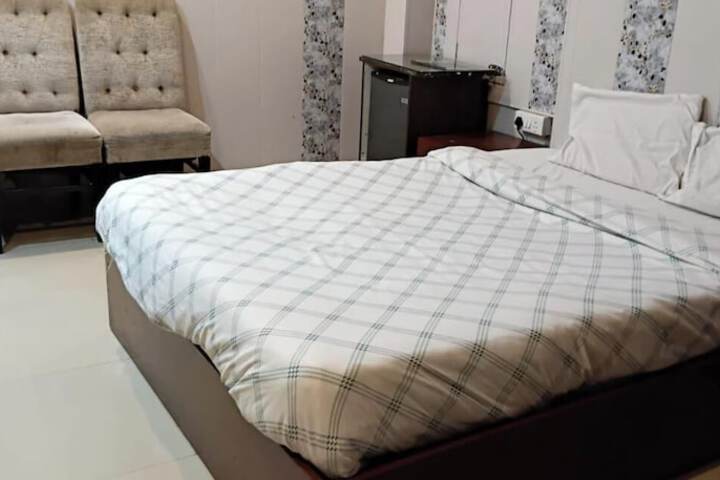 Room 4 of 8