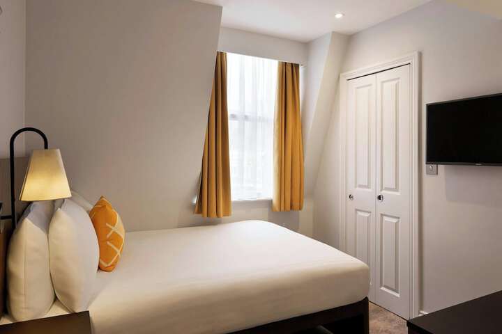 Room 32 of 48
