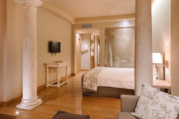 Room 11 of 52