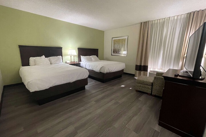 1 Queen Bed Accessible (24 of 46)