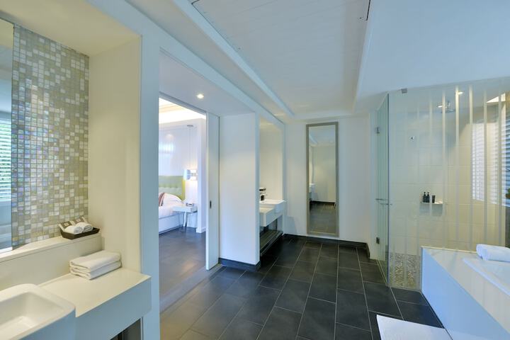 Room 53 of 195
