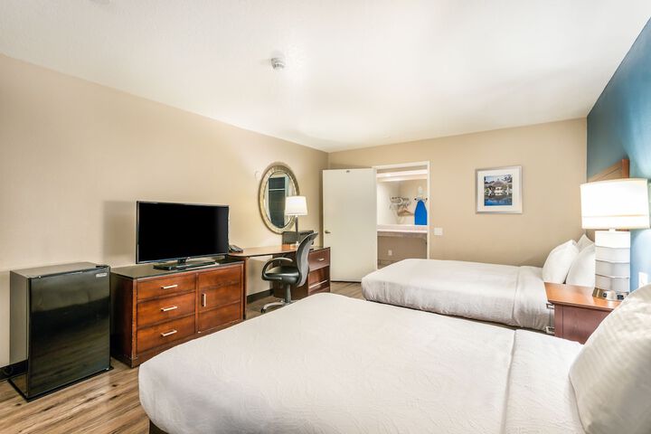 1 Queen Bed (14 of 16)