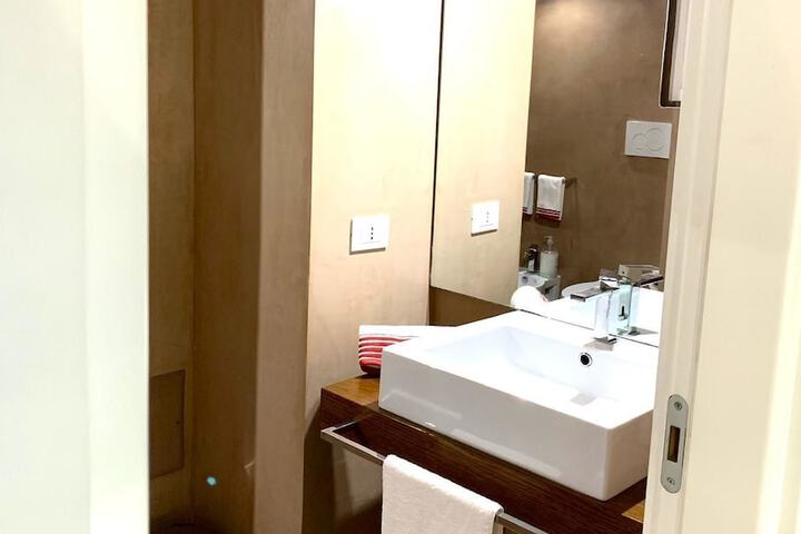 Room 6 of 8