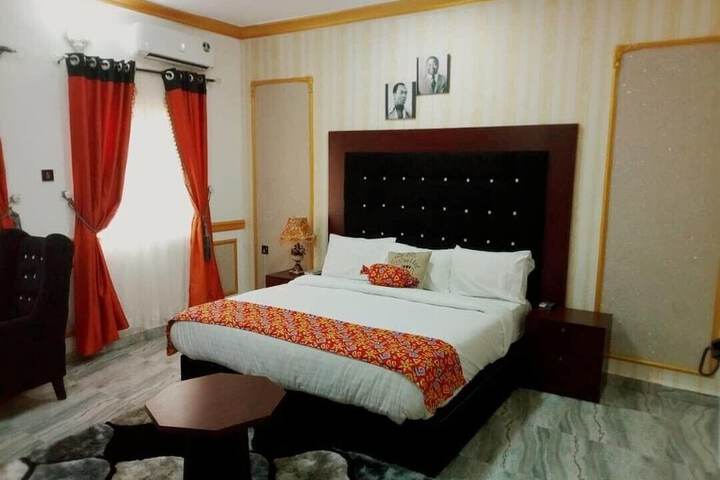Room 6 of 12