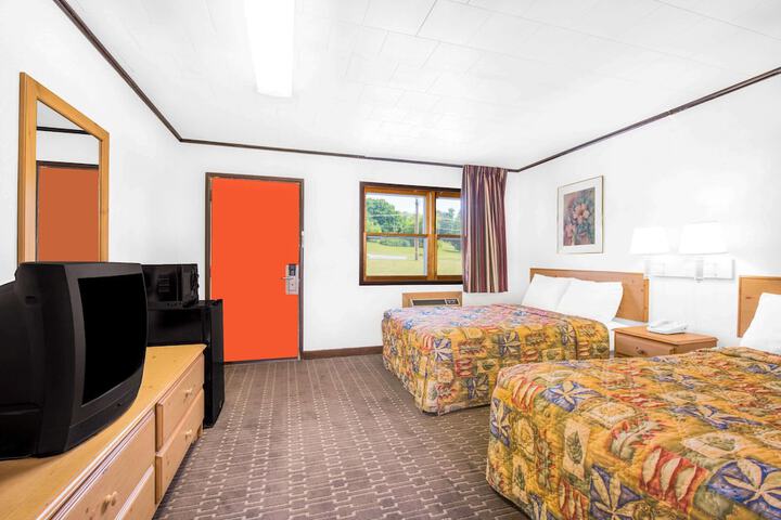 Standard Room, King or Two Doubles (4 of 5)