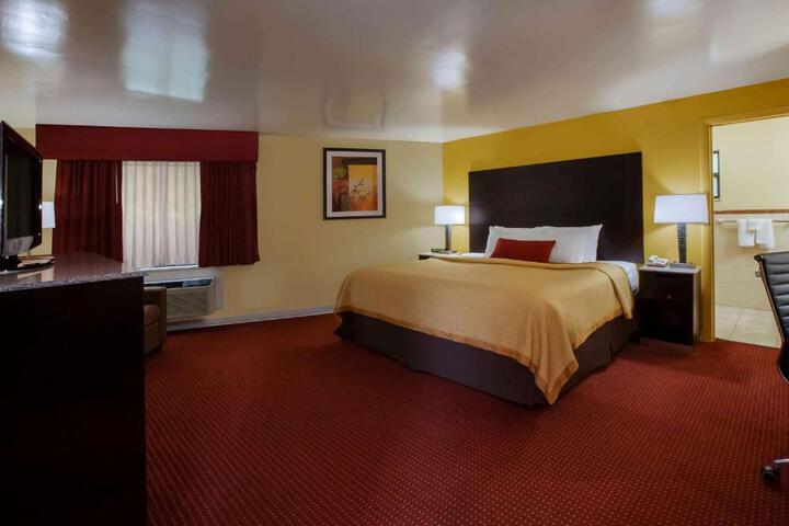 1 King Bed (3 of 6)