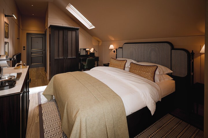 Room 3 of 8
